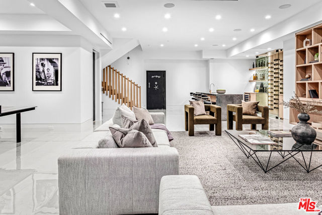 17228 Otsego Street, Encino CA: https://media.crmls.org/mediaz/f5a5aa91-4fd1-4551-8fd9-f5801b2c00cb.jpg