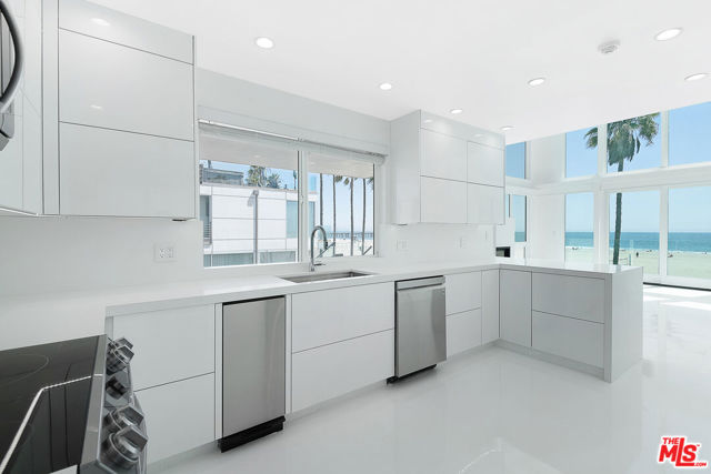 2419 Ocean Front Walk, Venice CA: https://media.crmls.org/mediaz/f5a5b39e-7ff7-4a0e-9b98-22f354d2f590.jpg