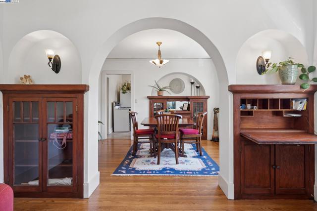 3144 60Th Ave, Oakland CA: https://media.crmls.org/mediaz/f5a5cbda-adbf-476a-be8f-345039738971.jpg
