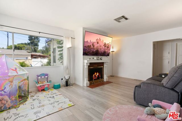 18741 Covello Street, Reseda CA: https://media.crmls.org/mediaz/f5a6088d-0aed-44c2-841d-a8a5ffe158e1.jpg