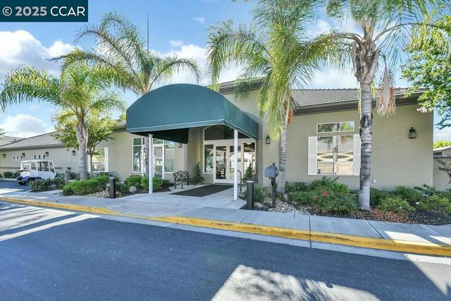 290 Black Amber Way, Brentwood CA: https://media.crmls.org/mediaz/f5a6b1fb-d71a-459d-84f1-8f310abc1a1c.jpg
