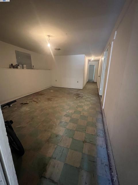 909 Alice St, Oakland CA: https://media.crmls.org/mediaz/f5a7241b-7310-45f5-9543-77e6ae3e7fc8.jpg