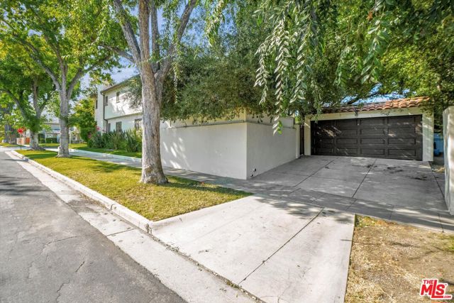 4300 Laurelgrove Avenue, Studio City CA: https://media.crmls.org/mediaz/f5a7440d-df77-4cb5-8005-de580cd99aa9.jpg
