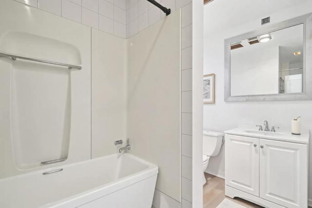 592 22nd Street, Oakland CA: https://media.crmls.org/mediaz/f5a8e567-45a1-4f4f-b295-ee3e0c38b855.jpg