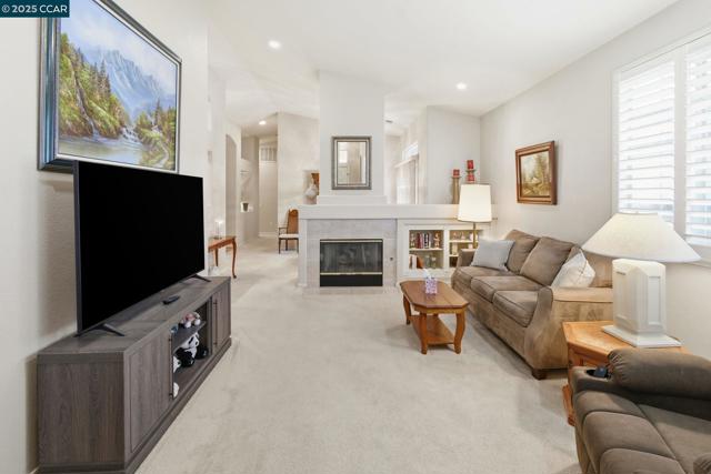 443 Mandarin Cir, Vacaville CA: https://media.crmls.org/mediaz/f5a939d0-20de-4901-a4dc-217cee0a3ca5.jpg