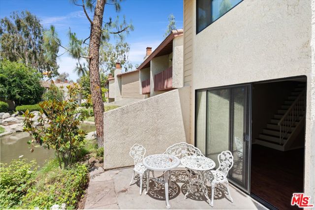 5720 Owensmouth Avenue, Woodland Hills CA: https://media.crmls.org/mediaz/f5a97320-91d8-4549-a671-d9440bd01c57.jpg