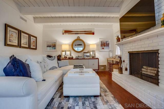75 Corinthian Walk, Long Beach CA: https://media.crmls.org/mediaz/f5a97ce9-d339-4f82-81c7-66da7d6a70d9.jpg