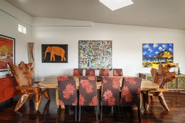 2165 Balboa Ave, Del Mar CA: https://media.crmls.org/mediaz/f5a98b15-9f80-4817-8995-02cfee67f550.jpg