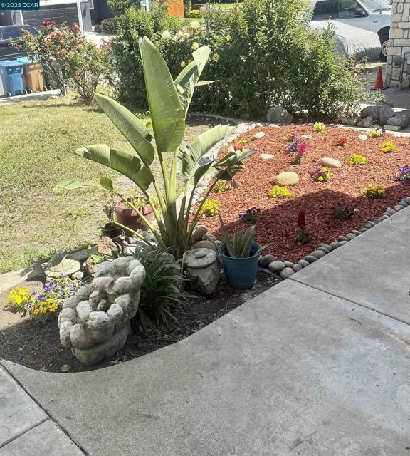 425 Sandy Hill Ct, Antioch CA: https://media.crmls.org/mediaz/f5aa3c37-a049-44e4-8a34-64b56c24e1d1.jpg
