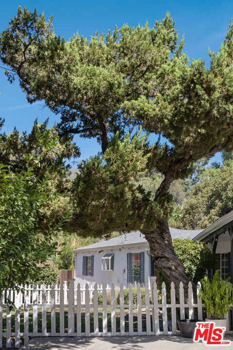 7815 Denivelle Road, Sunland CA: https://media.crmls.org/mediaz/f5aac988-e0b8-4120-8d2e-f045baeef7f1.jpg