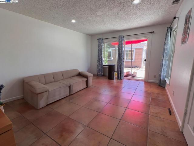 2748 Eastgate Ave, Concord CA: https://media.crmls.org/mediaz/f5ab47b7-35ef-4b1d-84e1-9bac97694065.jpg