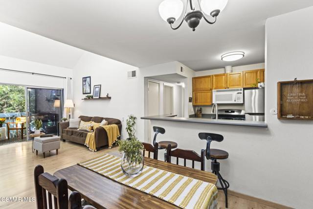 5700 Etiwanda Avenue, Tarzana CA: https://media.crmls.org/mediaz/f5ac0ef3-454c-4f48-a5e9-b6077a440f63.jpg