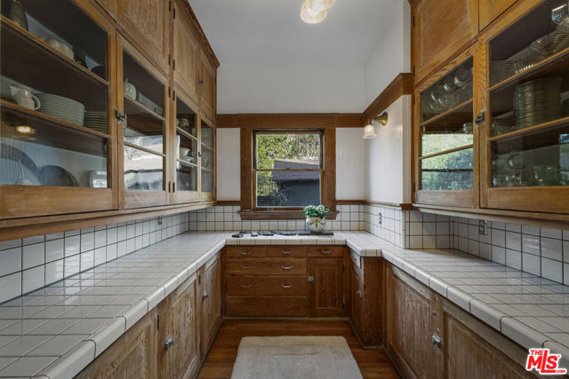 2102 W 24th Street, Los Angeles CA: https://media.crmls.org/mediaz/f5ac3643-139e-4680-835f-7d6d912caee1.jpg