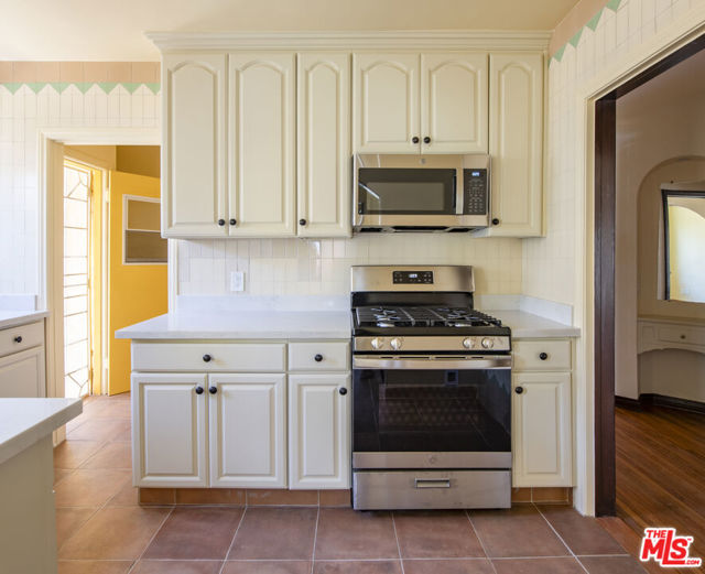 3220 W 78th Place, Los Angeles CA: https://media.crmls.org/mediaz/f5af7b11-ee29-4198-8771-c3f020a26d83.jpg