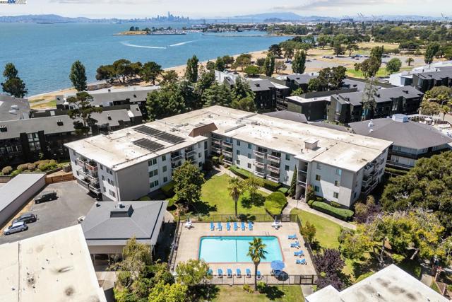 950 Shorepoint Ct, Alameda CA: https://media.crmls.org/mediaz/f5b10e6f-341e-46d3-9cbd-9f069bc780ce.jpg