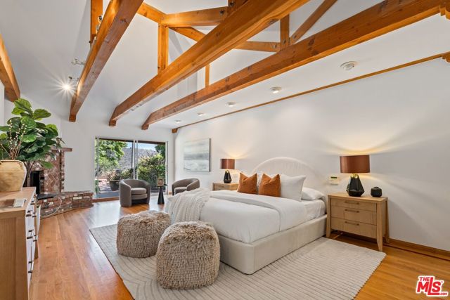 2200 Jeffersonia Way, Los Angeles CA: https://media.crmls.org/mediaz/f5b2b3ea-28f0-4568-bd6d-849c06075559.jpg
