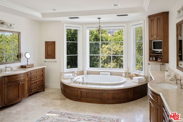 1667 Amalfi Drive, Pacific Palisades CA: https://media.crmls.org/mediaz/f5b2f2be-2693-4e1a-acec-54de63667eab.jpg