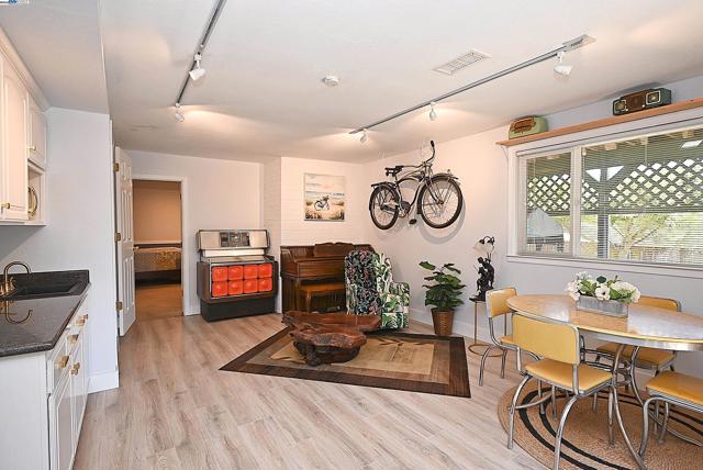 5295 Winifred Dr, Castro Valley CA: https://media.crmls.org/mediaz/f5b33c3f-f36d-49b5-8a33-ebd558250bc8.jpg