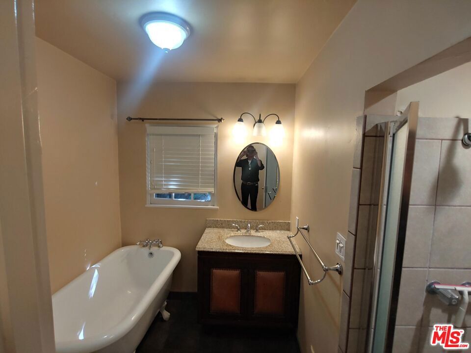 https://media.crmls.org/mediaz/f5b375c1-223b-43c7-8893-d46cdfbf30d0.jpg?preset=X-Large
