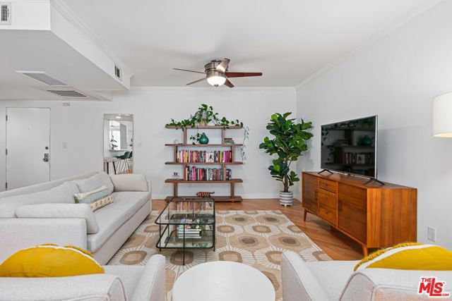 725 S Barrington Avenue, Los Angeles CA: https://media.crmls.org/mediaz/f5b530ba-f544-4b53-ad6f-4efd015399f2.jpg