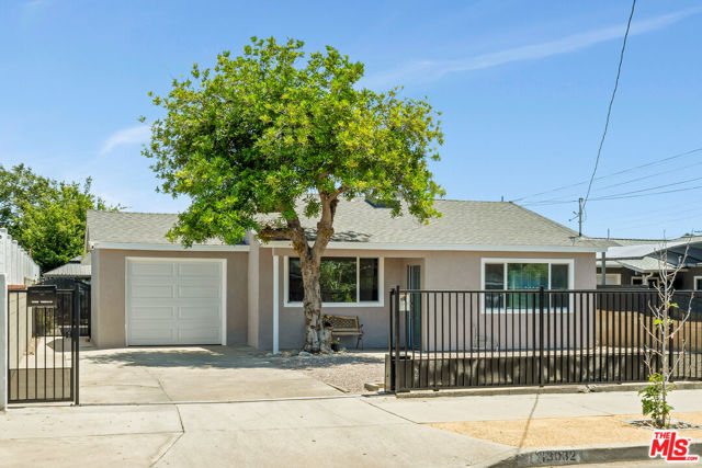 13032 Glamis Street, Pacoima CA: https://media.crmls.org/mediaz/f5b57196-46c9-4224-99c4-669422225094.jpg