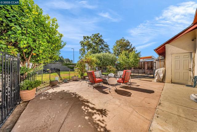 3412 Flamingo Dr, Concord CA: https://media.crmls.org/mediaz/f5b57c61-95c4-41c7-8dff-36620e62e51a.jpg