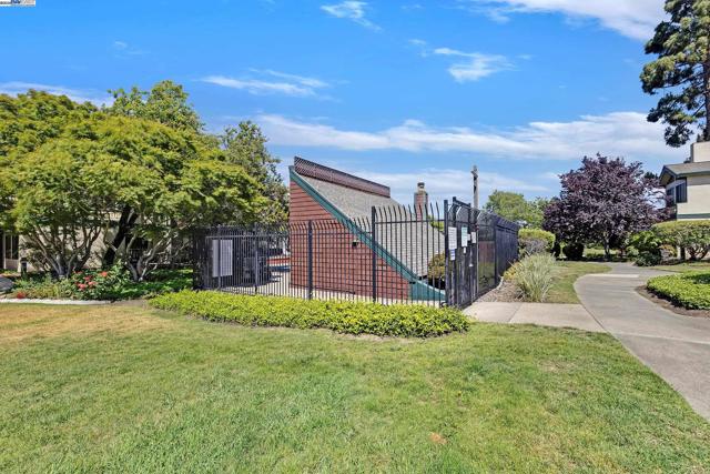 1014 Ironwood Rd, Alameda CA: https://media.crmls.org/mediaz/f5b57de1-81ab-47ea-a8b8-464ead28e0ea.jpg