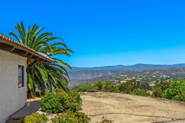 16641 Eagles Crest Rd, Ramona CA: https://media.crmls.org/mediaz/f5b68d0b-60a1-4d54-a7de-ae16560fe586.jpg