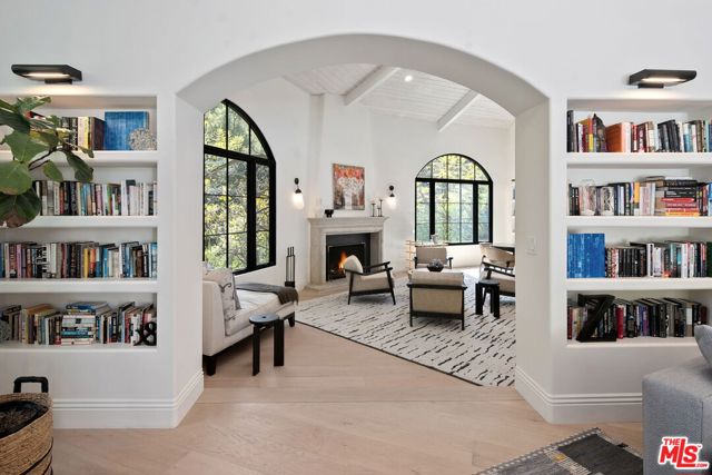 7651 Willow Glen Road, Los Angeles CA: https://media.crmls.org/mediaz/f5b7a07b-2217-430b-a874-965e3cdb7cfa.jpg