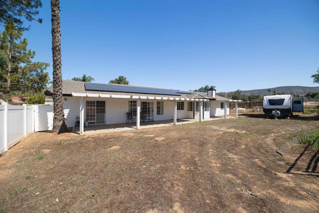 23637 Barrego Way, Ramona CA: https://media.crmls.org/mediaz/f5b7a28c-da39-4d75-a31a-b1bcb22c6a99.jpg