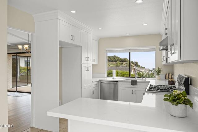 7024 Meadowview Court, Ventura CA: https://media.crmls.org/mediaz/f5b8a092-7f47-455d-836f-dba9c1cb4b8c.jpg