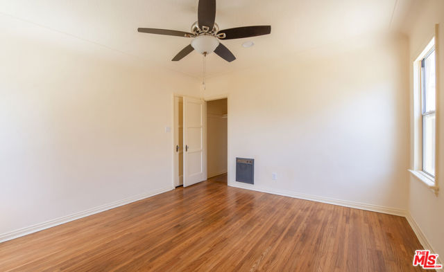3220 W 78th Place, Los Angeles CA: https://media.crmls.org/mediaz/f5b900ba-0707-409a-a1db-4d6ac457623a.jpg