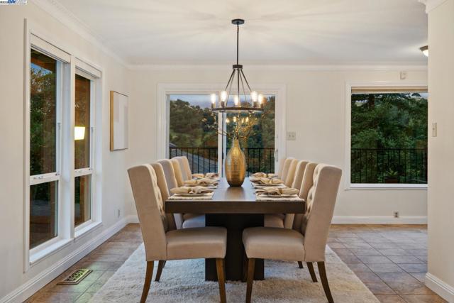375 Montecillo Dr, Walnut Creek CA: https://media.crmls.org/mediaz/f5b928e1-6cfd-448a-8b48-d8896a9a3ab8.jpg