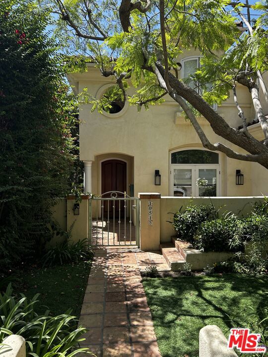 10515 Oaklawn Road, Los Angeles CA: https://media.crmls.org/mediaz/f5b9fbc2-f4a5-4326-9960-a61011a9e30b.jpg