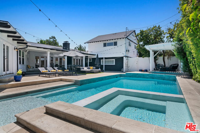 4909 Encino Terrace, Encino CA: https://media.crmls.org/mediaz/f5ba10b0-bb4f-4e76-a593-60a235990754.jpg