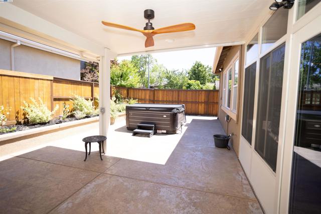 5090 Archcrest Way, Sacramento CA: https://media.crmls.org/mediaz/f5babc79-0721-4c67-94b7-1dc1fe1182fd.jpg