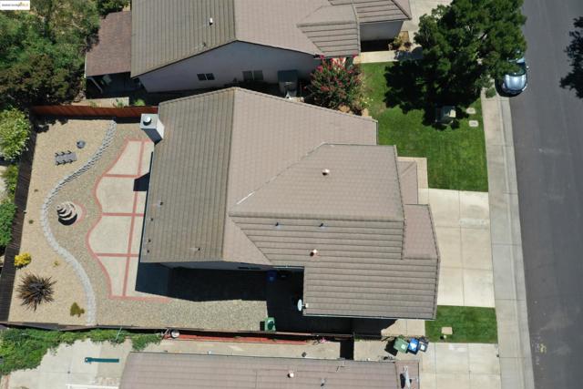 8215 Red Elk Dr, Elk Grove CA: https://media.crmls.org/mediaz/f5bb4ad1-827b-44e2-9982-8742645950de.jpg