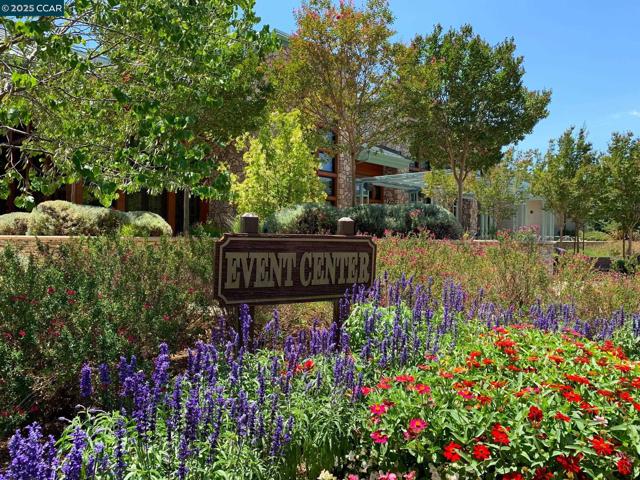1345 Singingwood Ct, Walnut Creek CA: https://media.crmls.org/mediaz/f5bbd865-a4f3-486f-b95f-4ad00daa74a8.jpg