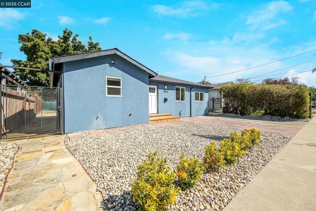 10060 Bernhardt Dr, Oakland CA: https://media.crmls.org/mediaz/f5bbd8cf-eb75-4c62-91e2-f7a3749b8e88.jpg