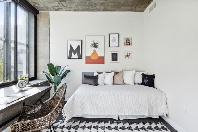 311 2nd St, Oakland CA: https://media.crmls.org/mediaz/f5bc2505-a82d-456c-8092-f337706c0a21.jpg