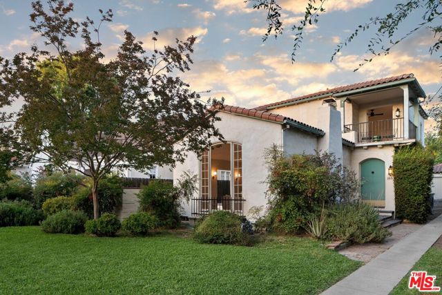 950 N Holliston Avenue, Pasadena CA: https://media.crmls.org/mediaz/f5bc3680-0d3c-4131-83a5-7b5651a2884b.jpg