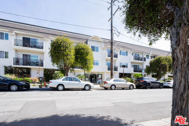 2721 2nd Street, Santa Monica CA: https://media.crmls.org/mediaz/f5bd51fc-d882-4043-ab7d-a092341bfd0e.jpg