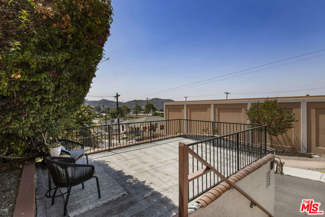 6105 Mount Angelus Drive, Los Angeles CA: https://media.crmls.org/mediaz/f5bd7365-2479-48a2-9f9f-c6aba1923d08.jpg