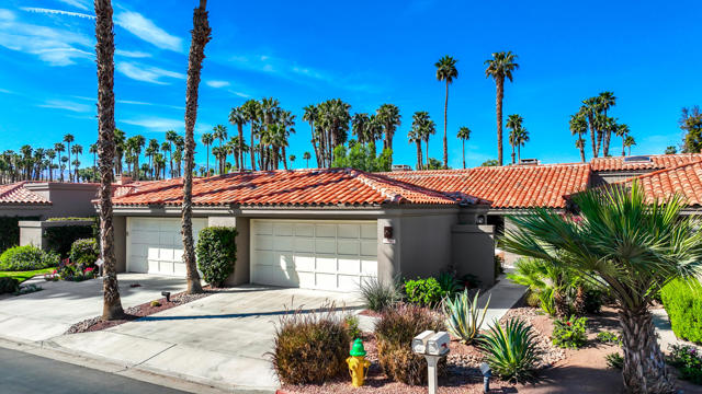 38849 Palm Valley Drive, Palm Desert CA: https://media.crmls.org/mediaz/f5be7798-4ca2-4523-916f-24873e5fb161.jpg