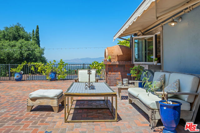 16582 Calneva Drive, Encino CA: https://media.crmls.org/mediaz/f5bec0b2-7a48-4d11-8de4-63c7594ee348.jpg