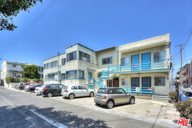 16 Clubhouse Avenue, Venice CA: https://media.crmls.org/mediaz/f5c05dd2-c756-4d54-8d1f-84cb7cb6335c.jpg