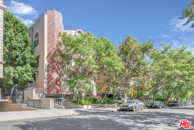 840 N Croft Avenue, Los Angeles CA: https://media.crmls.org/mediaz/f5c0f7aa-6e59-46d0-9b78-87430de9a7ae.jpg