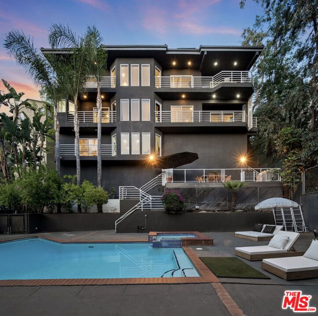 3275 N Knoll Drive, Los Angeles CA: https://media.crmls.org/mediaz/f5c1791f-a3ed-49f6-bb75-fe87d0a03f96.jpg