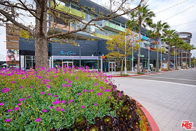 13200 Pacific Promenade, Playa Vista CA: https://media.crmls.org/mediaz/f5c31ce0-405b-4b2c-8088-913e60521e51.jpg