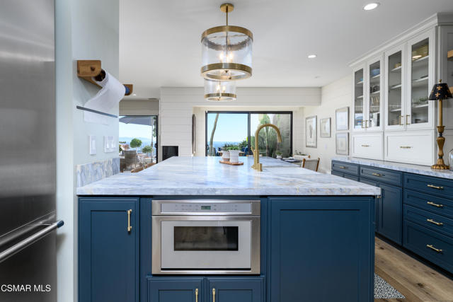 818 Caliente Lane, Ventura CA: https://media.crmls.org/mediaz/f5c32b9b-ebe3-4dd3-93b7-4402f5833f3f.jpg